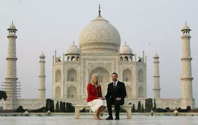 La princesse Mette-Marit et le prince héritier Haakon de Norvège au Taj Mahal à Agra en Inde, le 31 octobre 2006