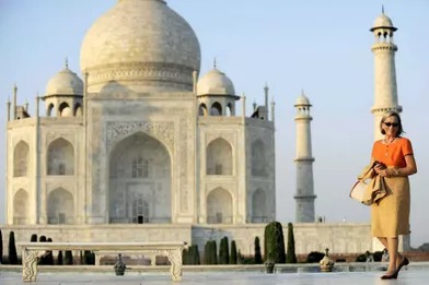 La reine des Belges Paola au Taj Mahal à Agra en Inde, le 3 novembre 2008