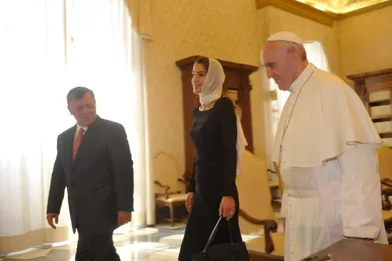 La reine Rania et le roi Abdallah II de Jordanie avec le pape François au Vatican, le 23 août 2013