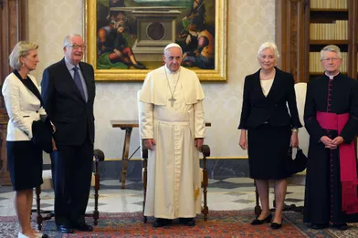 L'ancienne reine Paola, l'ancien roi des Belges Albert II et la princesse Astrid de Belgique avec le pape François au Vatican, le 26 avril 2014