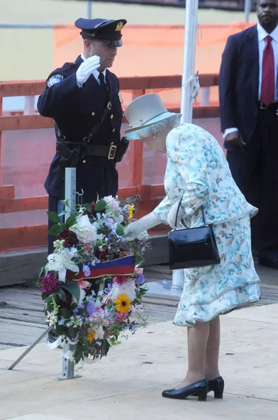 La reine Elizabeth II rend hommage aux victimes des attentats du 11-Septembre à New York, le 7 juillet 2010