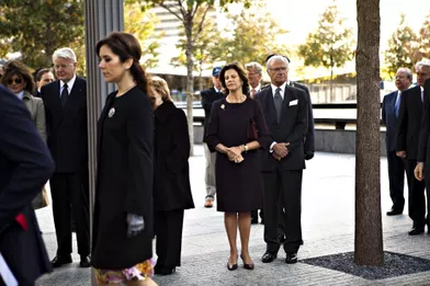 La princesse Mary de Danemark, la reine Silvia et le roi Carl XVI Gustaf de Suède sur le site du World Trade Center à New York, le 21 octobre 2011