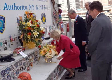 Le prince Charles et la duchesse de Cornouailles Camilla rendent hommage aux victimes des attentats du 11-Septembre à New York, le 1er novembre 2005