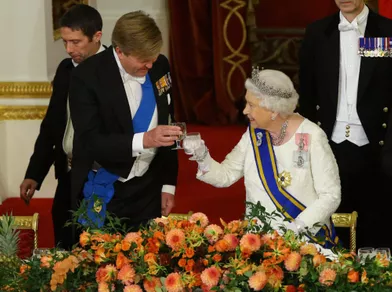 Le roi Willem-Alexander des Pays-Bas et la reine Elizabeth II d'Angleterre lors de la visite d'Etat du couple royal néerlandais au Royaume-Uni, le 23 octobre 2018
