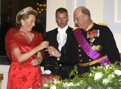La reine des Belges Paola et le roi Harald V de Norvège lors de la visite d'Etat du couple royal norvégien en Belgique, le 20 mai 2003
