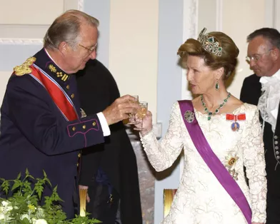 La reine Sonja de Norvège et le roi des Belges Albert II lors de la visite d'Etat du couple royal norvégien en Belgique, le 20 mai 2003