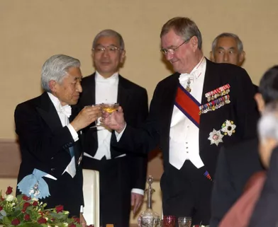 L'empereur du Japon Akihito et le prince consort Henrik de Danemark lors de la visite d'Etat du couple royal danois au Japon, le 16 novembre 2004