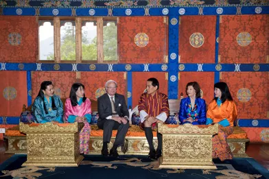 L'ex-roiJigme Singye Wangchuck et trois de ses quatre épouses avec le roi Carl XVI Gustaf et la reine Silvia de Suède, le 9 juin 2016