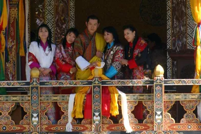 Le roiJigme Khesar Namgyel Wangchuck avec sa mère et les trois autres épouses de son père, également ses tantes, le 7 novembre 2008