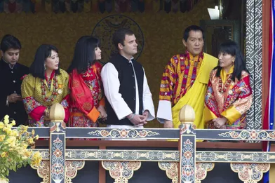 L'ex-roiJigme Singye Wangchuck et trois de ses quatre épouses, le 7 novembre 2008