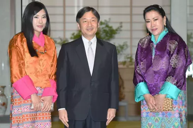 La reine-mère du BhoutanTshering Yangdoen (mère de l'actuel roi) avec sa fille la princesse Dechen Yangzom et le prince Naruhito du Japon, le 19 mai 2016