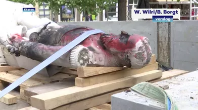 La statue du roi des Belges Léopold II à Ekeren (Anvers) déboulonnée, le 9 juin 2020