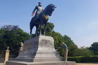 La statue du roi des Belges Léopold II à Bruxelles vandalisée, en train d'être nettoyée le 10 juin 2020