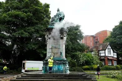 Le mémorial de la reine Victoria à Leeds vandalisé, en train d'être nettoyé le 10 juin 2020