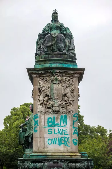 Le mémorial de la reine Victoria à Leeds vandalisé, le 10 juin 2020