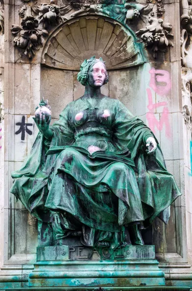 L'une des figures du piédestal du mémorial de la reine Victoria à Leeds vandalisé, le 10 juin 2020