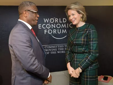 La reine des Belges Mathilde avec le Dr Denis Mukwege, prix Nobel de la paix 2018, à Davos le 23 janvier 2019