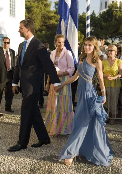 La princesse Letizia et le prince Felipe d'Espagne, suivis de l'infante Elena, sur l'île de Spetses le 25 août 2010