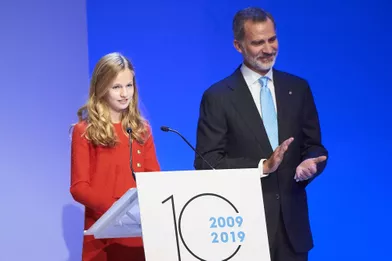 La princesse Leonor d'Espagne avec son père le roi Felipe VI, le 4 novembre 2019 lors de la remise des Prix de la Fondation Princesse de Gérone