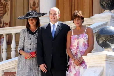 Le prince Albert II de Monaco (ici avec ses soeurs les princesses Caroline de Hanovre et Stéphanie de Monaco le 12 juillet 2005, jour de son investiture) va fêter en 2020 ses 15 ans sur le trône de la Principauté