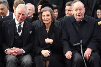 Le prince Charles d'Angleterre avec l'ex-reine Sofia et l'ex-roi Juan Carlos d'Espagne aux obsèques de l'ex-roi Michel de Roumanie à Bucarest, le 16 décembre 2017