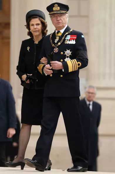 La reine Silvia et le roi Carl XVI Gustaf de Suède aux obsèques de l'ex-roi Michel de Roumanie à Bucarest, le 16 décembre 2017