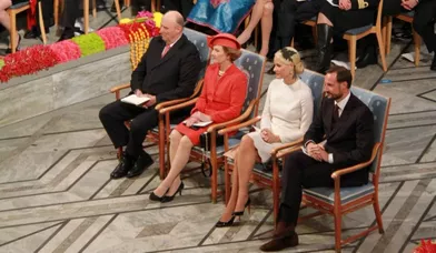 Les familles royales de Norvège et de Suède ont remis les prix Nobel à leurs lauréats ce week-end. Carl XVI Gustav de Suède, accompagné de son épouse la Reine Silvia et de sa fille la princesse Victoria, a notamment donné celui de littérature à Tomas Transtromer lors d'une cérémonie à Stockholm ; alors que Harald V de Norvège a assisté à la remise du Nobel de la paix, avec son épouse Sonja, son fils Haakon, et l'épouse du prince, Mette-Marit.
