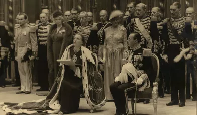 Après Béatrix, c’est Willem-Alexander qui s’inscrira dans l’histoire de la royauté néerlandaise, à partir du 30 avril prochain. Considéré par les médias et les sujets du royaume d’Orange comme un homme progressiste, il a toutefois rappelé qu’il inscrira son règne dans les traditions et les valeurs monarchiques. Florilège en images des trésors de la famille royale.La reine Juliana et le prince Bernhard lors de l'inauguration d'une nouvelle église, le 6 Septembre 1948.