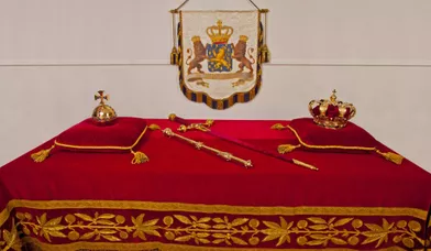 Les insignes et le blason du monarque des Pays-bas: couronne sceptre, globe et épée.