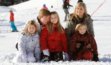 La reine Beatrix, le futur roi Willem-Alexander son épouse Maxima et leur trois filles sont arrivés à Lech en Autriche où la famille royale des Pays-Bas a l'habitude de passer des vacances pour skier. C'est d'ailleurs dans cette station que le prince Friso a été victime du terrible accident qui l'a laissé dans le coma. C'était il y a un an, le 17 février. Une messe a été donnée en son souvenir.