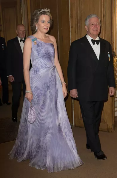 La reine des Belges Mathilde en Armani Privé, le 30 avril 2016 à Stockholm au dîner du 70e anniversaire du roi Carl XVI Gustaf de Suède