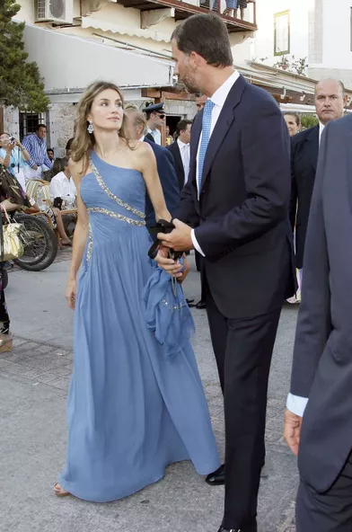 La princesse Letizia d'Espagne en Felipe Varela, le 25 août 2010 au mariage du prince Nikolaos de Grèce