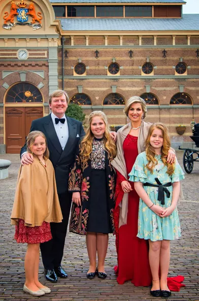 La reine Maxima, en rouge, et le roi Willem-Alexander des Pays-Bas et leurs filles à La Haye, le 29 avril 2017