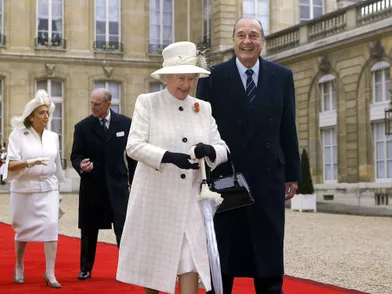 La reine Elizabeth II et le prince Philip avec le président de la République française Jacques Chirac et sa femme Bernadette, le 5 avril 2004