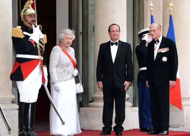 La reine Elizabeth II et le prince Philip avec le président de la République française François Hollande, le 6 juin 2014