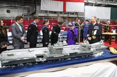 La Reine D Angleterre Elizabeth Ii Trop Drole Sur Le Gateau De La Royal Navy