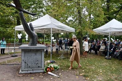 La reine des Belges Mathilde devant le monument «Le Messager - Aux Enfants disparus»à Bruxelles, le 20 octobre 2021
