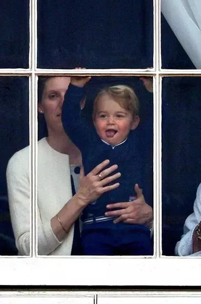 Le petit prince George amusé par le cortège