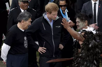 Harry assure sur un waka en Nouvelle-Zélande