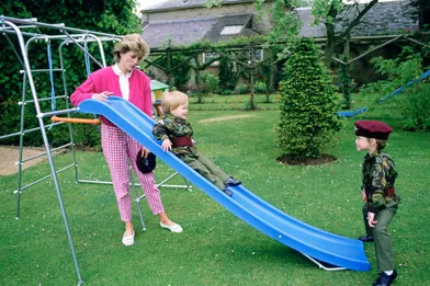https://www.parismatch.com/Royal-Blog/Royaume-Uni/La princesse Diana avec ses fils les princes William et Harry, le 18 juillet 1986