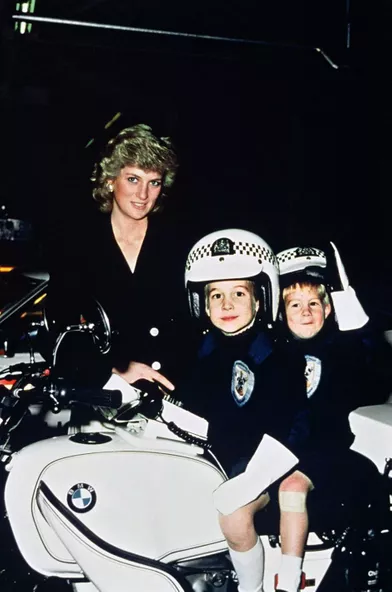 https://www.parismatch.com/Royal-Blog/Royaume-Uni/La princesse Diana avec ses fils les princes William et Harry, le 27 octobre 1987
