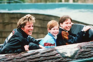 https://www.parismatch.com/Royal-Blog/Royaume-Uni/La princesse Diana avec ses fils les princes William et Harry, le 14 avril 1993