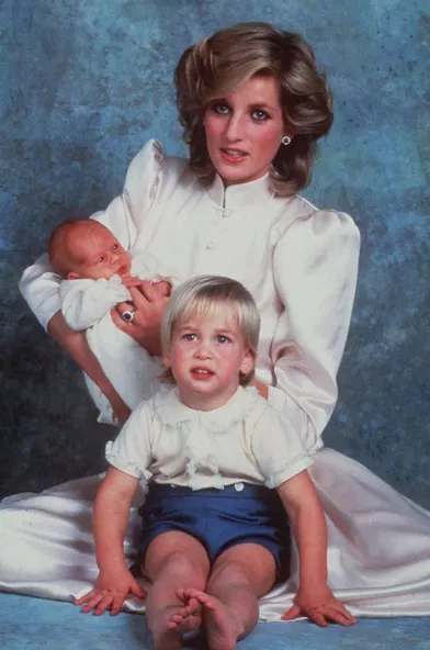 https://www.parismatch.com/Royal-Blog/Royaume-Uni/La princesse Diana avec ses fils les princes William et Harry, en 1984