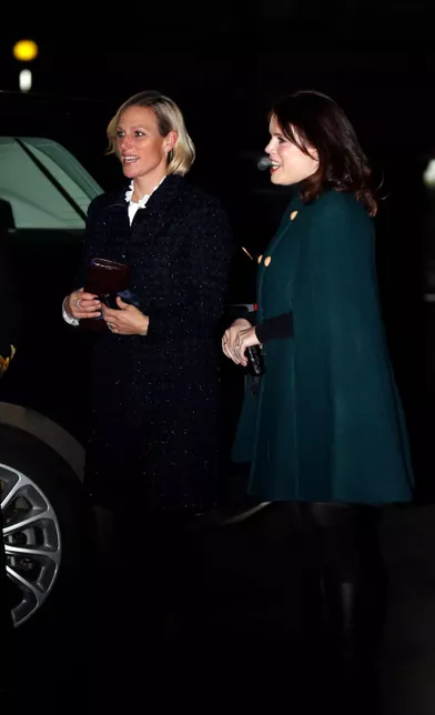 Zara Phillips et la princesse Eugenie d'York à l'abbaye de Westminster à Londres, le 8 décembre 2021