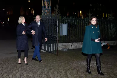 La princesse Eugenie d'York suivie de sa cousine Zara Phillips et de son mari Mike Tindall à l'abbaye de Westminster à Londres, le 8 décembre 2021