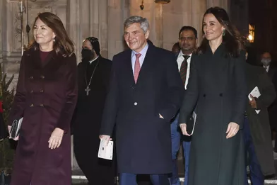 Pippa Middleton avec ses parents Carole et Michael à Londres le 8 décembre 2021