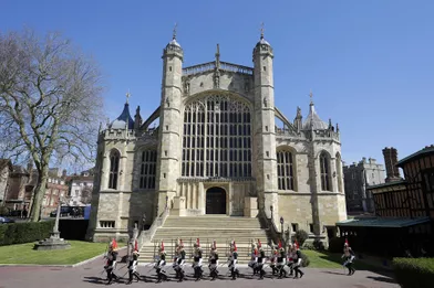 Les membres de la Household Cavalry défilent à l'extérieur de la chapelle St George avant les funérailles du duc d'Édimbourg le 17 avril 2021