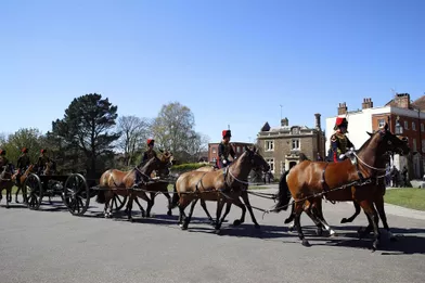La King's Troop Royal Horse Artillery arrive au château de Windsor avant les funérailles du duc d'Édimbourg le 17 avril 2021