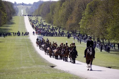 La King's Troop Royal Horse Artillery arrive au château de Windsor avant les funérailles du duc d'Édimbourg le 17 avril 2021