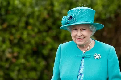 Royal Style – Quand Elizabeth II pique des fleurs sur son chapeau